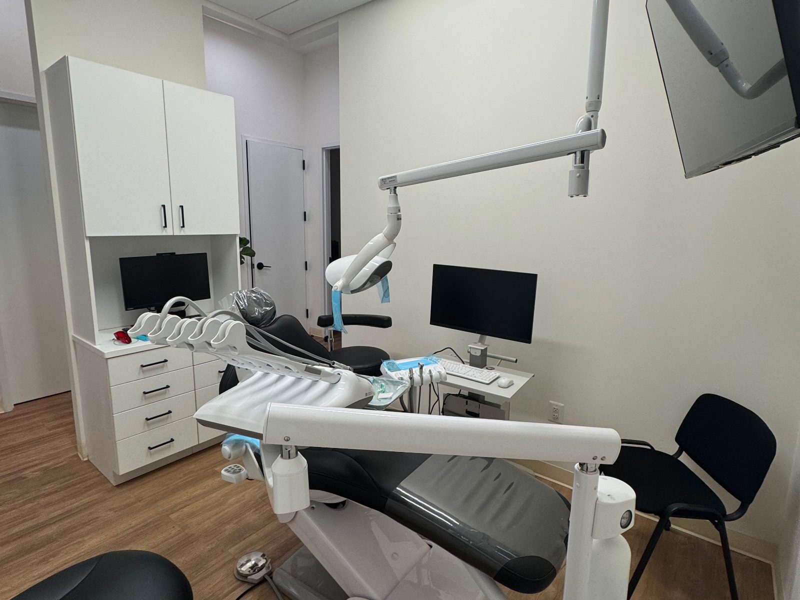 Sala de tratamiento moderna en LeesPike Dental en Sterling, VA